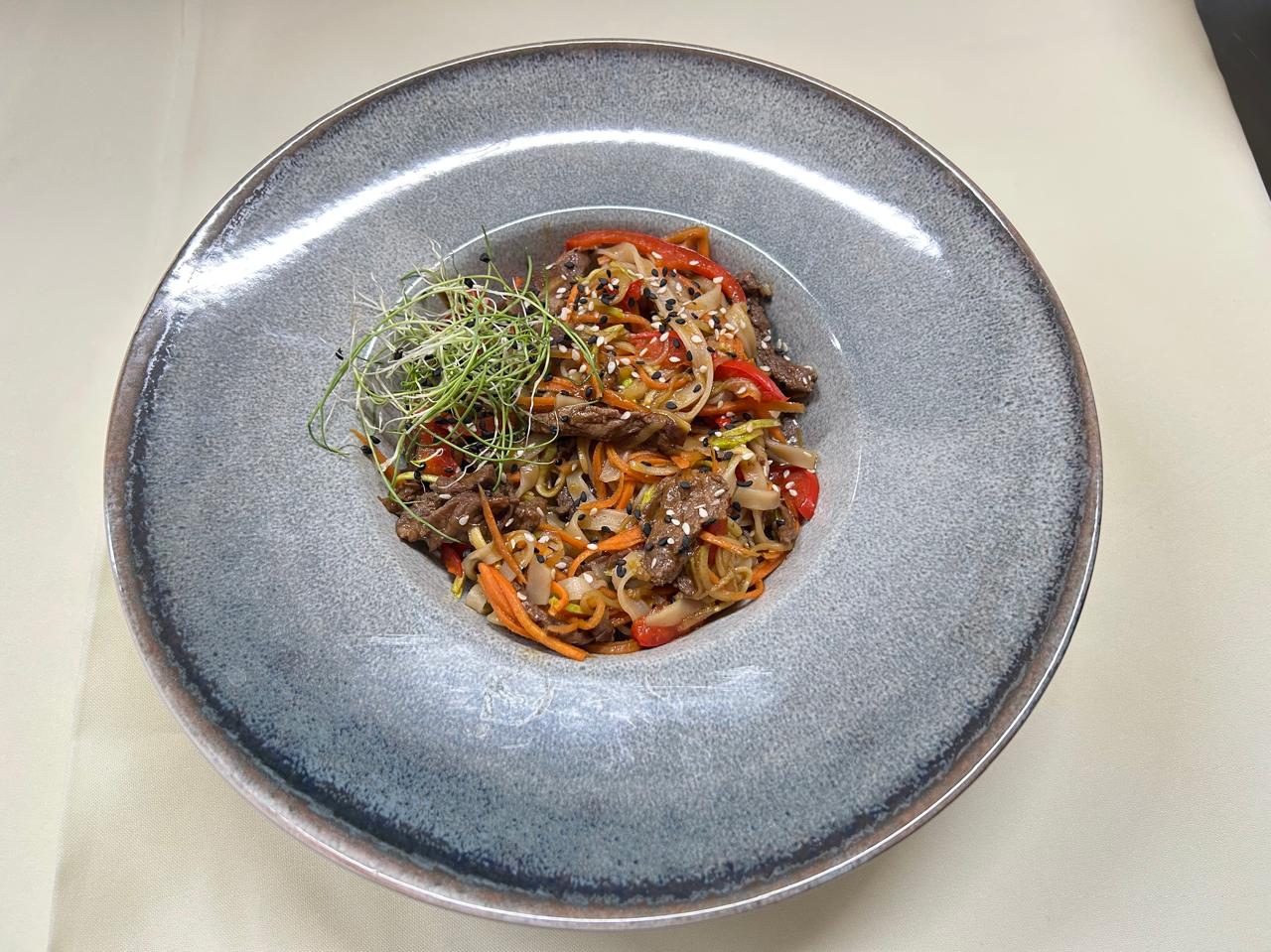 Локшина WOK з телятиною