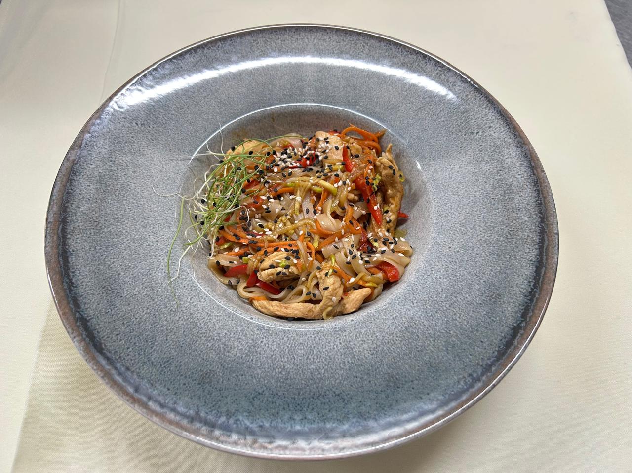 Локшина WOK з куркою